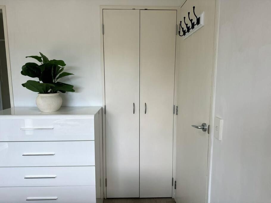 Immaculate 3 Bd 2 Bth Apartment -Free Carpark & Pool Auckland Exterior photo
